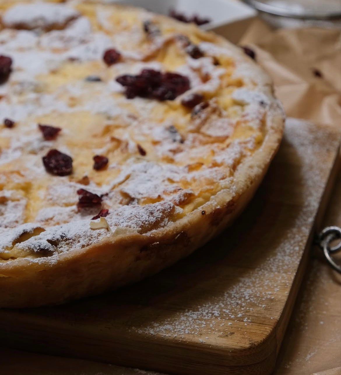 Plăcintă dulce cu lapte, ouă și merișoare, pudră de zahăr