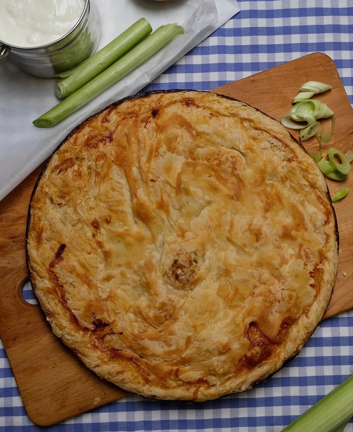 Plăcintă macedoneană cu praz, coaptă auriu pe tavă de lemn