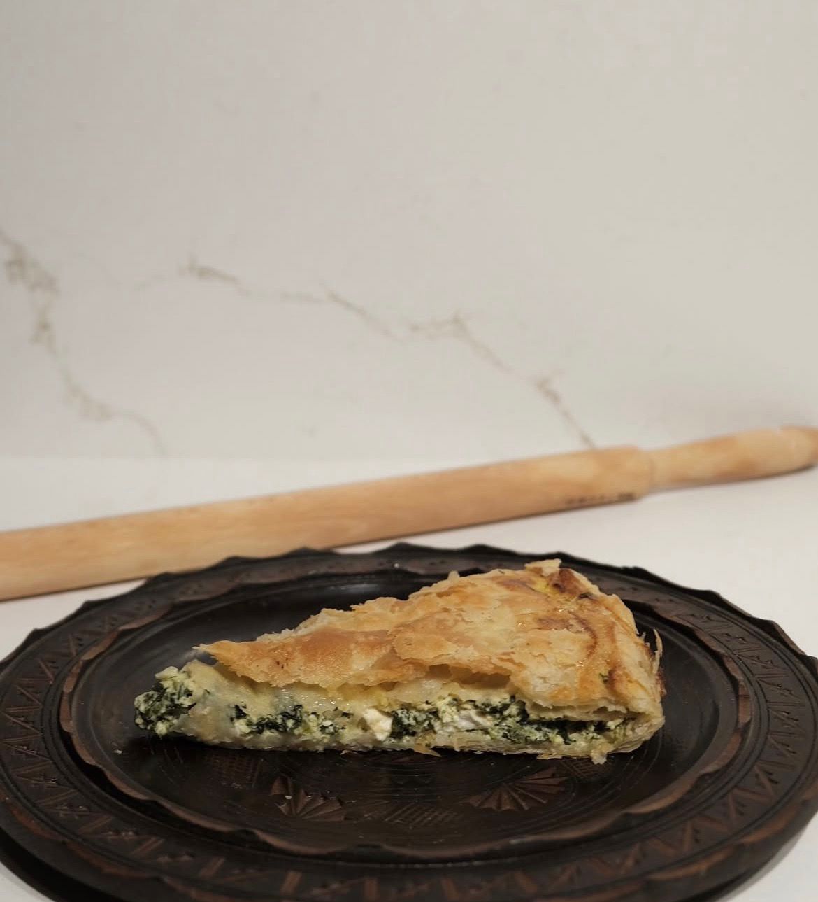 Plăcintă macedoneană cu spanac, proaspătă și aurie